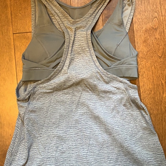 Gray lululemon tank with built in bra sz 6 - Picture 2 of 2